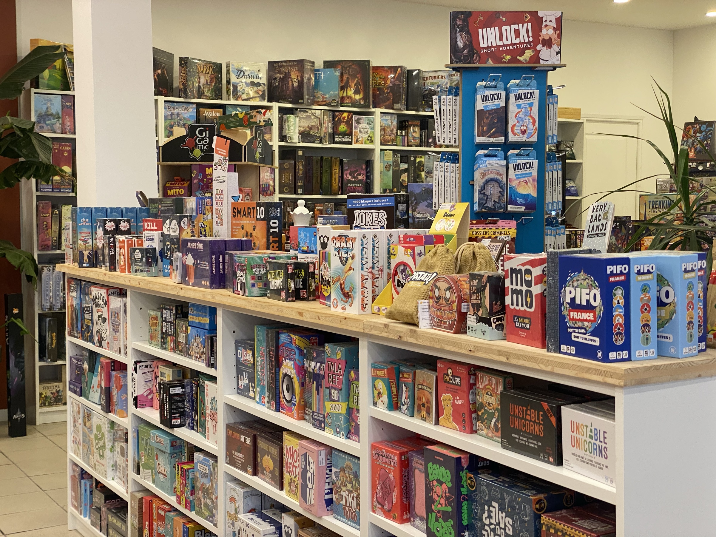 Le comptoir et les jeux de la boutique La Bonne Excuse à Maisons-Laffitte