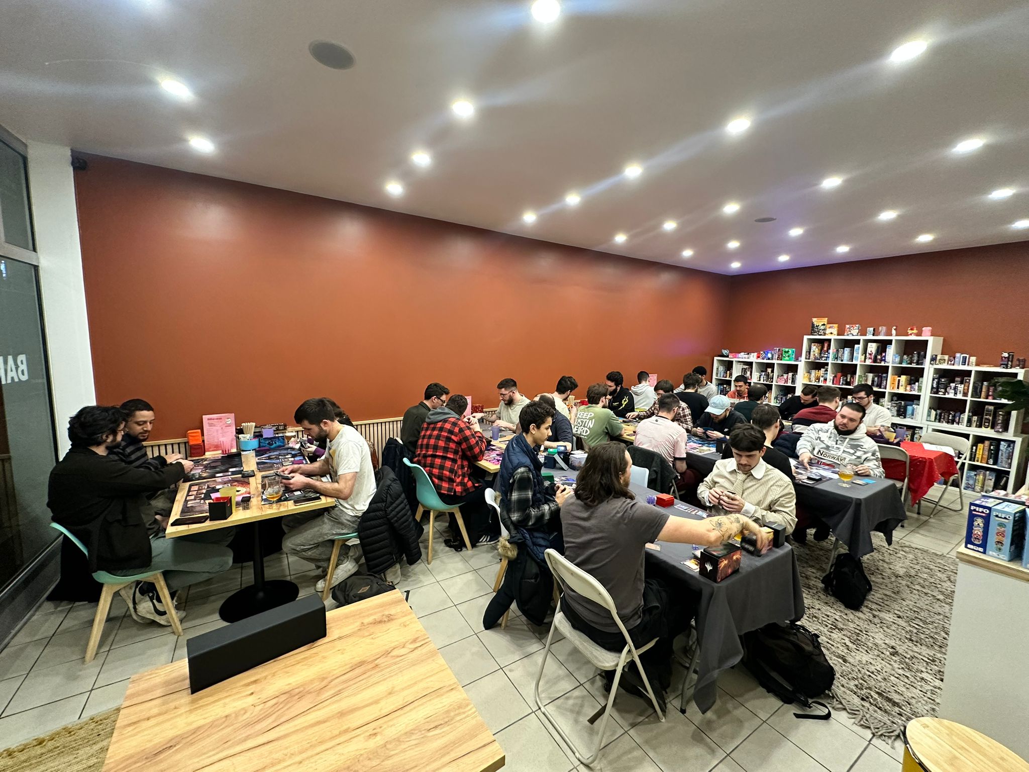 La salle du bar La Bonne Excuse